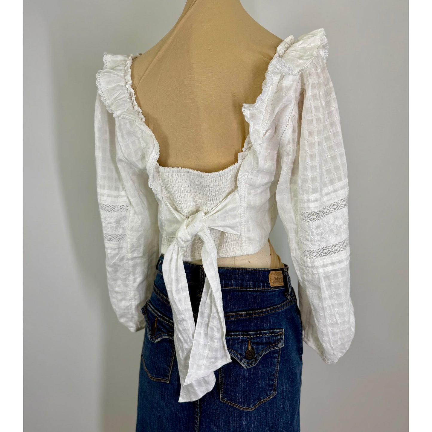 Perfect summer top! white lace cropped peasant  top.  women's top size L
