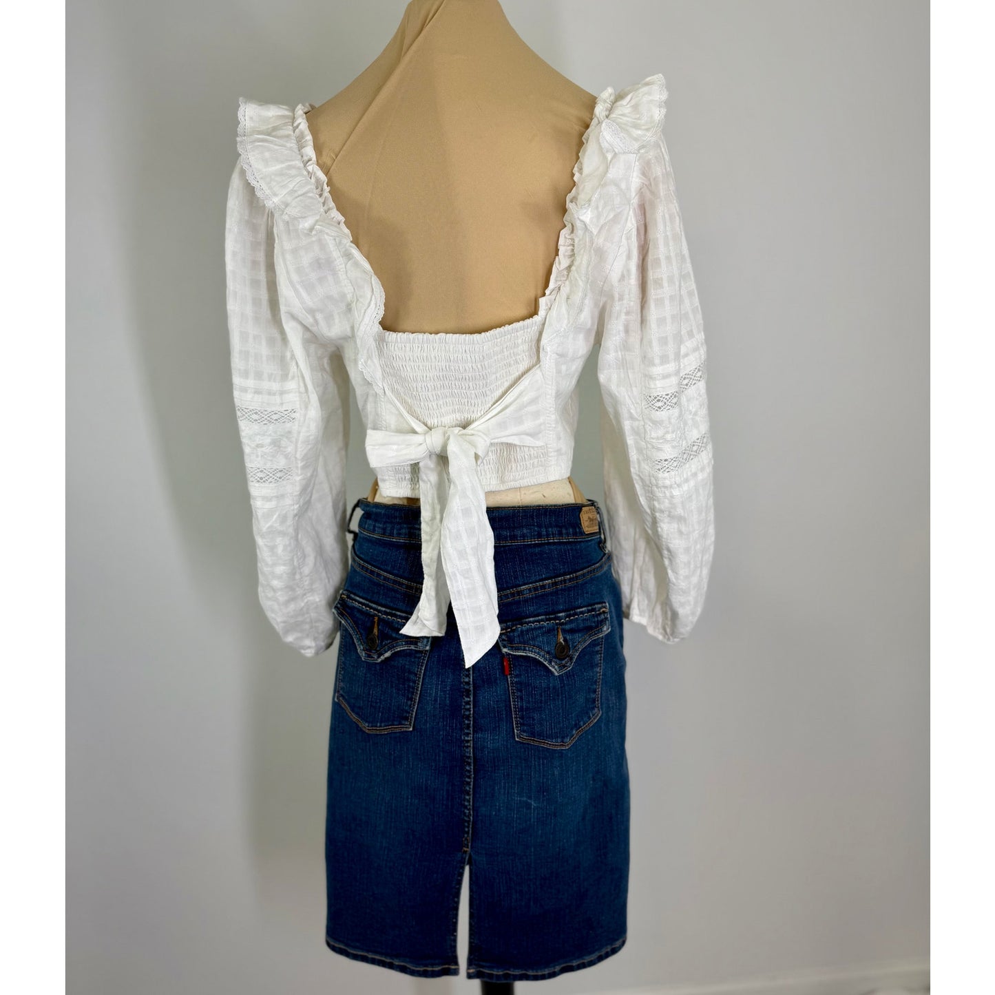 Perfect summer top! white lace cropped peasant  top.  women's top size L