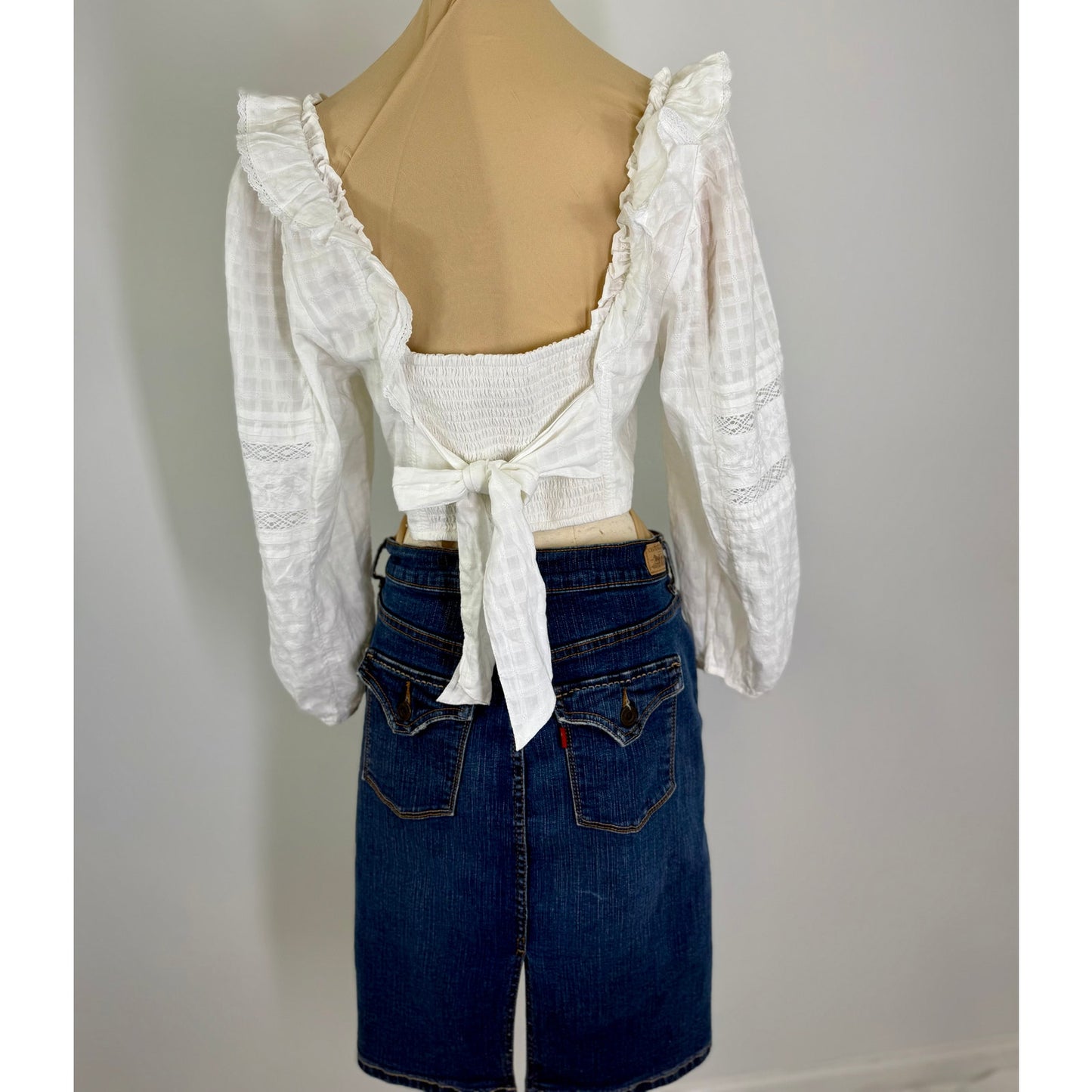 Perfect summer top! white lace cropped peasant  top.  women's top size L