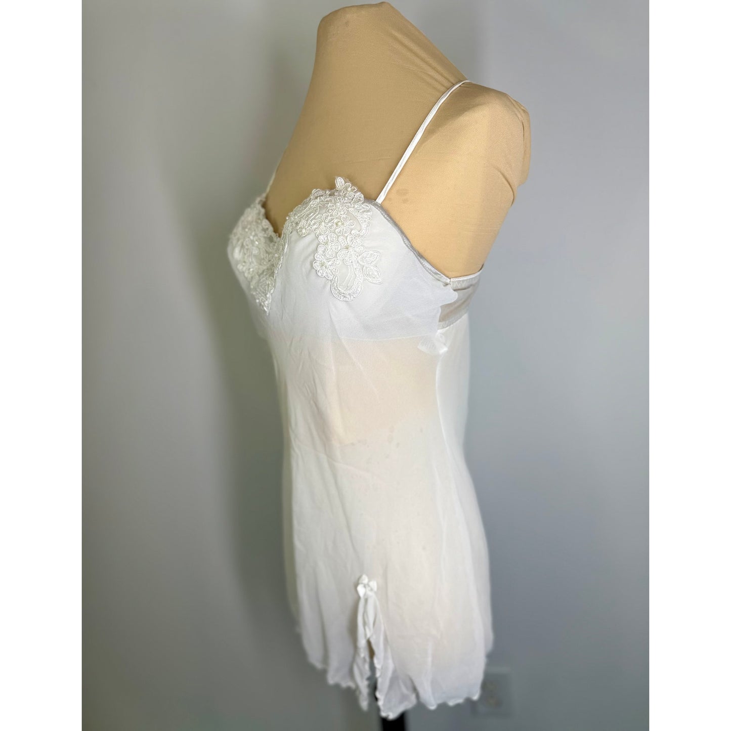 Vintage Linea Donatella  light off white negligee with vintage lace size LARGE WITH BUILT IN BRA