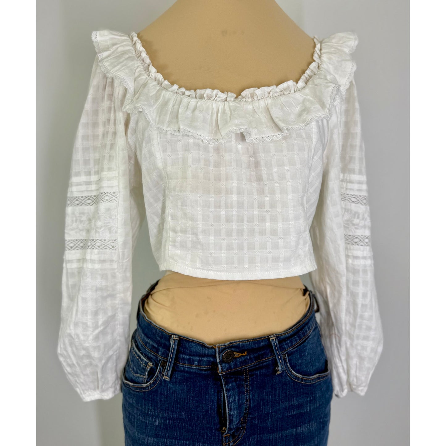 Perfect summer top! white lace cropped peasant  top.  women's top size L