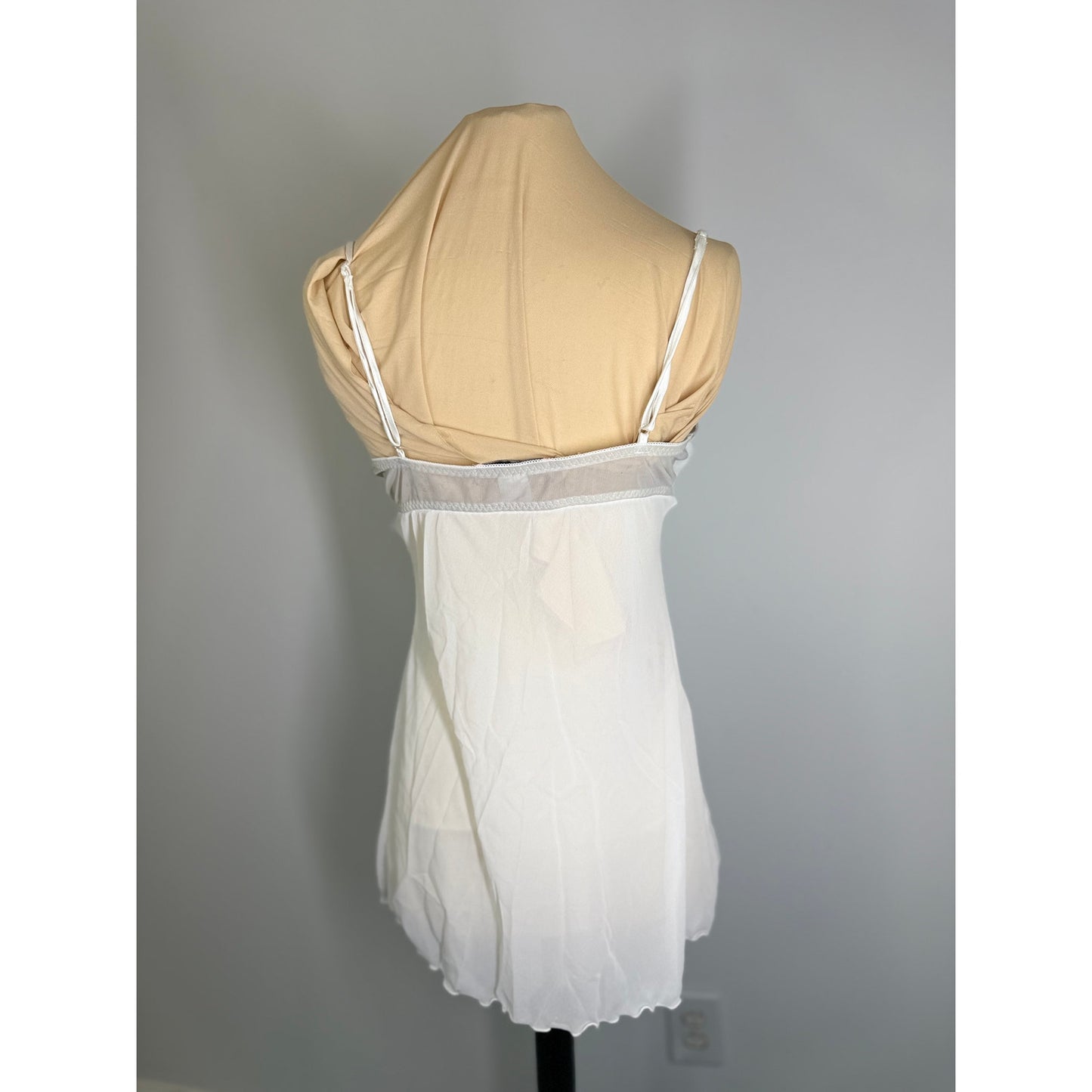 Vintage Linea Donatella  light off white negligee with vintage lace size LARGE WITH BUILT IN BRA