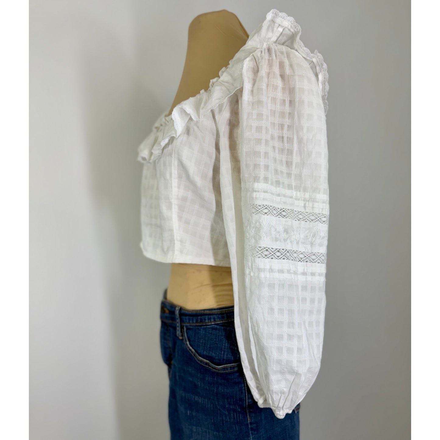 Perfect summer top! white lace cropped peasant  top.  women's top size L