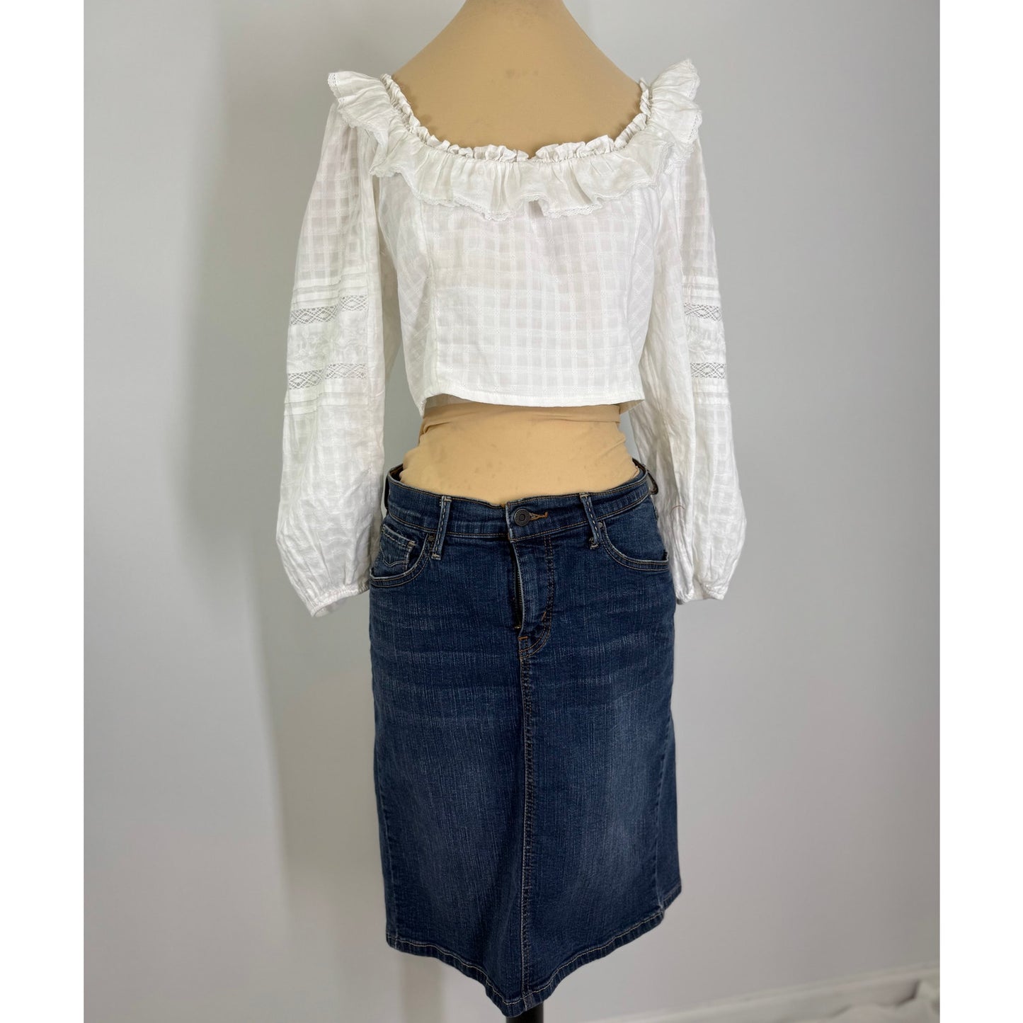 Perfect summer top! white lace cropped peasant  top.  women's top size L