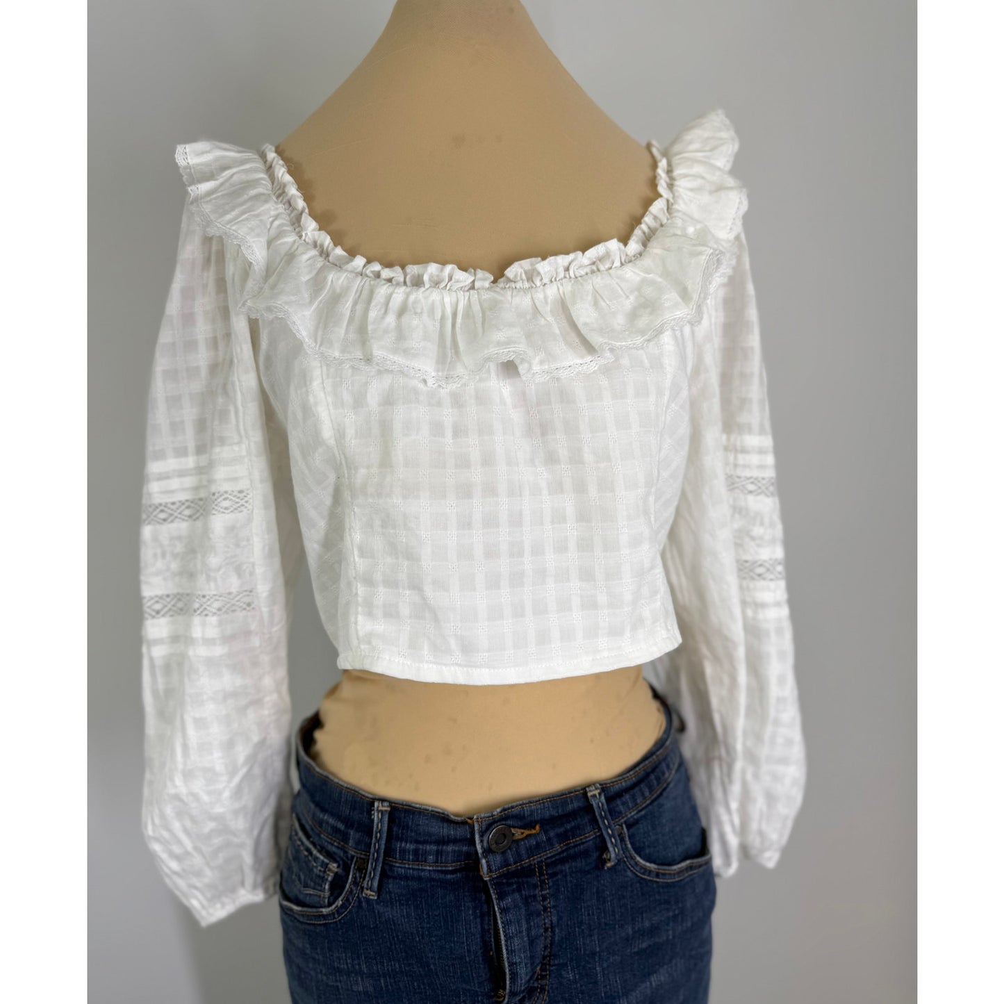 Perfect summer top! white lace cropped peasant  top.  women's top size L