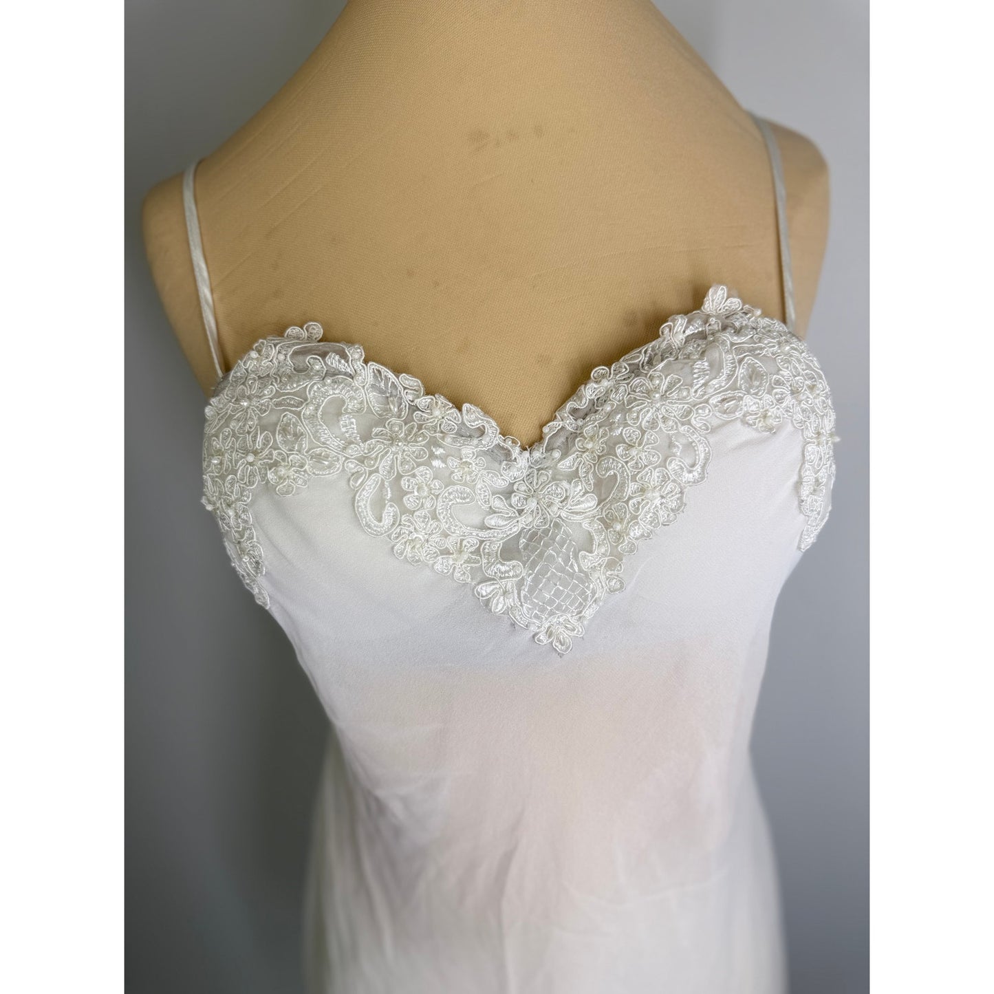 Vintage Linea Donatella  light off white negligee with vintage lace size LARGE WITH BUILT IN BRA