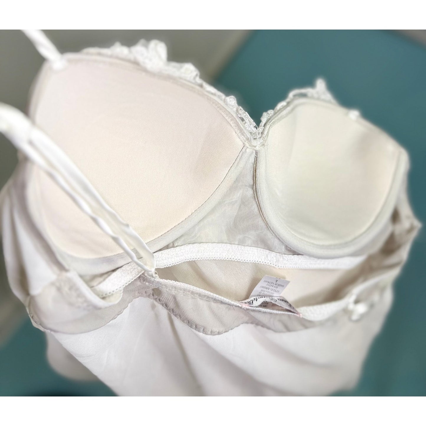 Vintage Linea Donatella  light off white negligee with vintage lace size LARGE WITH BUILT IN BRA