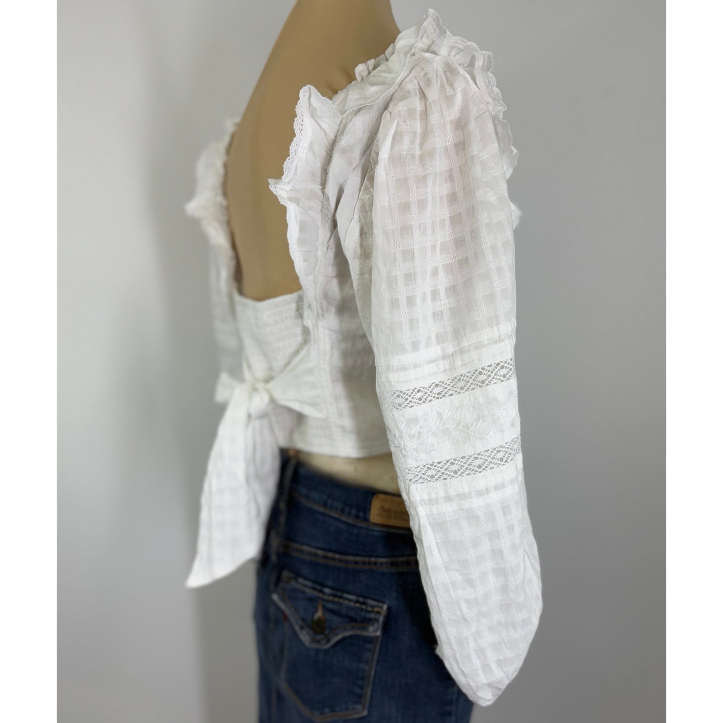 Perfect summer top! white lace cropped peasant  top.  women's top size L