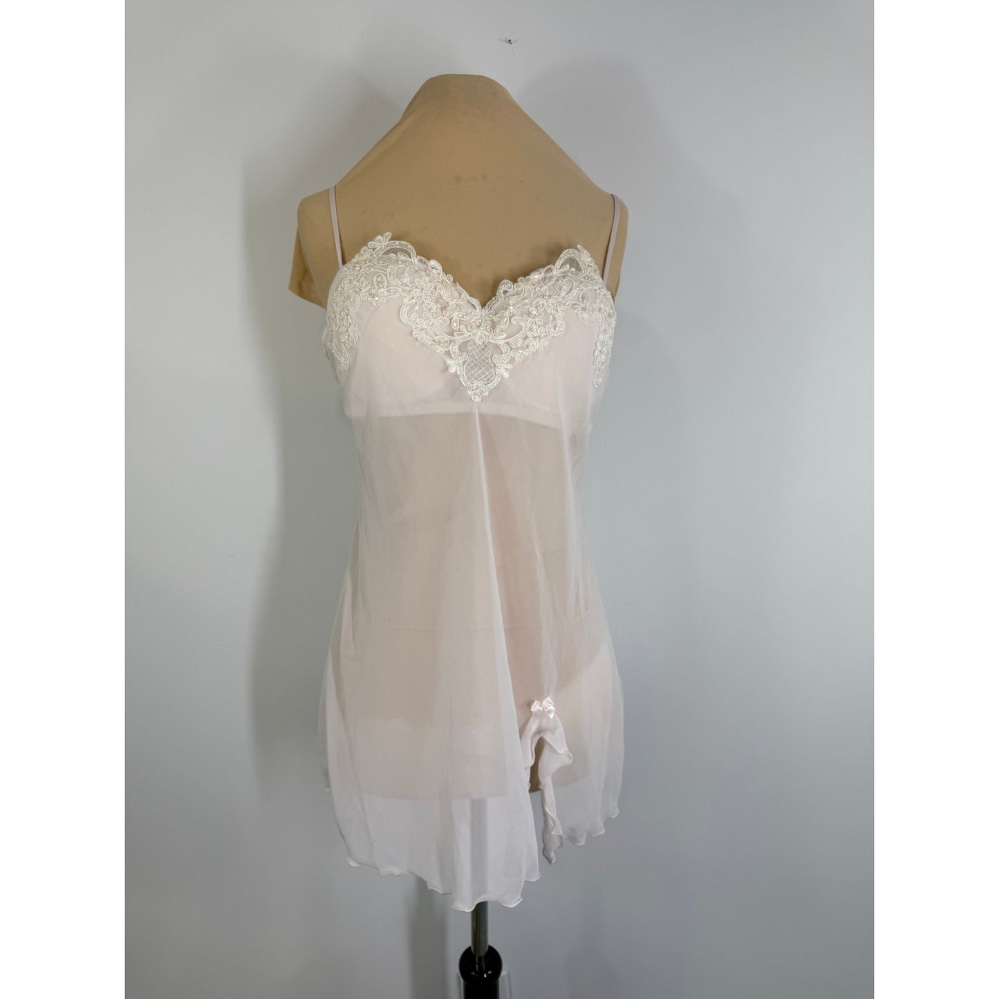 Vintage Linea Donatella  light off white negligee with vintage lace size LARGE WITH BUILT IN BRA