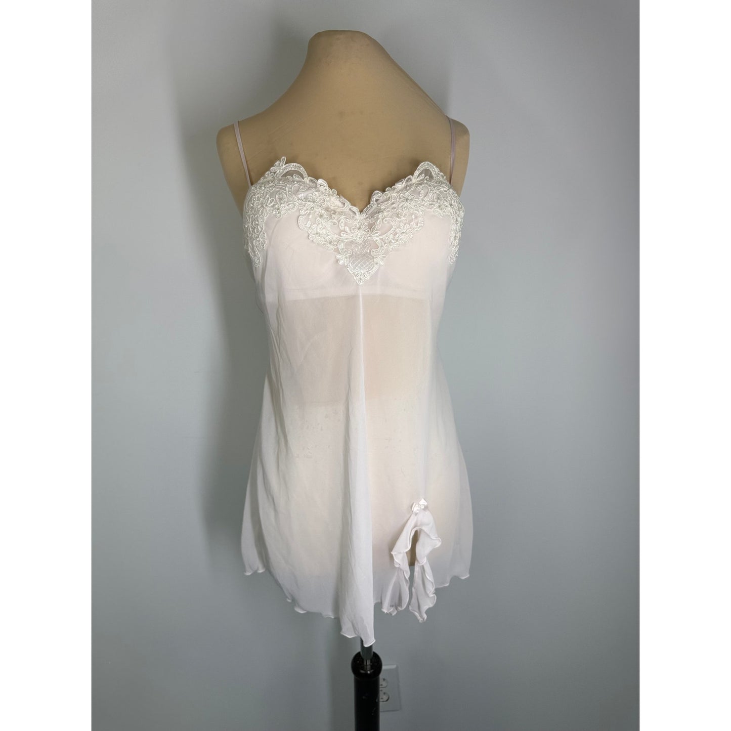 Vintage Linea Donatella  light off white negligee with vintage lace size LARGE WITH BUILT IN BRA