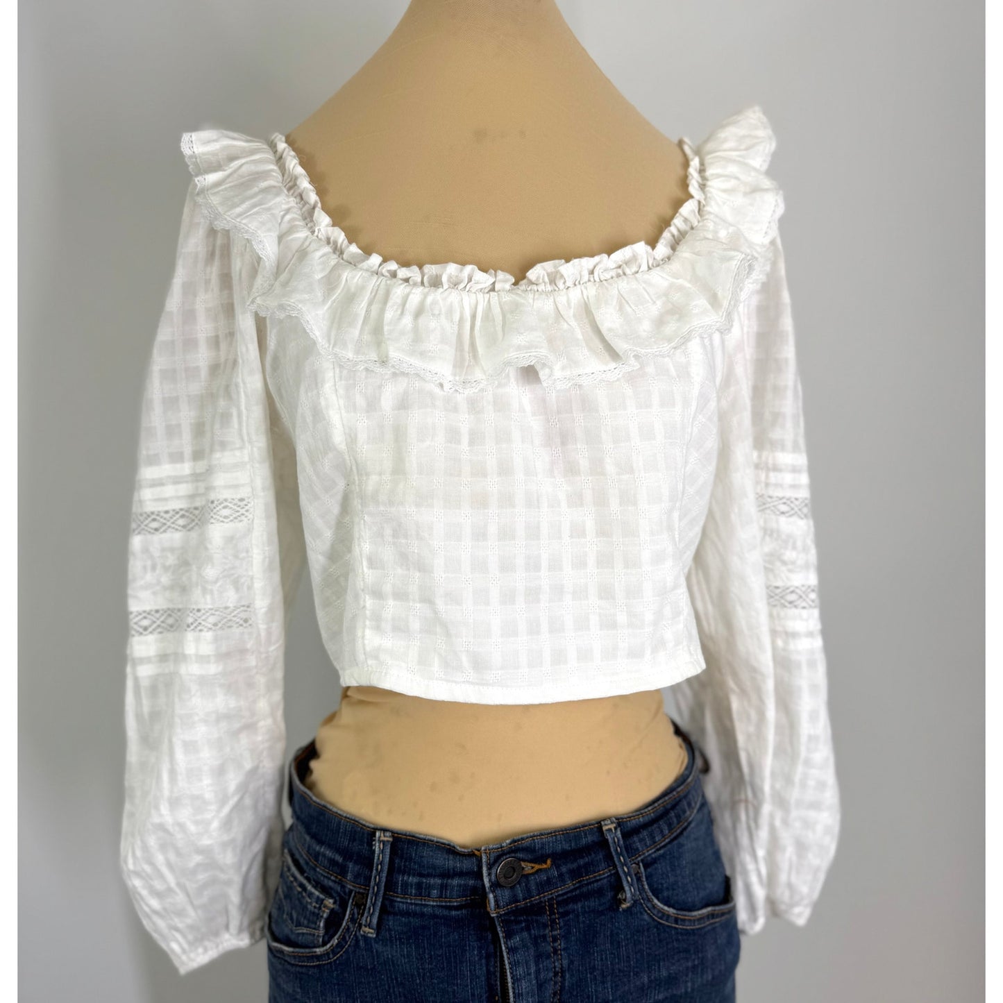 Perfect summer top! white lace cropped peasant  top.  women's top size L